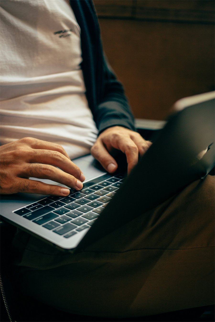 Lekarz korzystający z portalu na laptopie